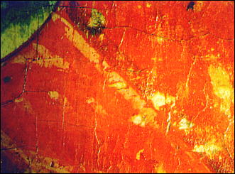 Красная киноварь - велум в иконе «Благовещение» (начало XV в.) из Праздничного ряда иконостаса Благовещенского собора Московского Кремля. Натуральная киноварь. Фотосъемка через бинокулярный микроскоп, увеличено в 10 раз