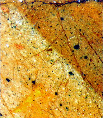 Коричневая охра - розовая стена в клейме «Давид и Урия или Обличение Навуходоносора» иконы «Архангел Михаил с деяниями ангелов» (90-е гг. XIV в.) из Архангельского собора Московского Кремля. Смесь натуральной киновари, коричневой охры, белил и угля. Фотосъемка через бинокулярный микроскоп, увеличено в 40 раз