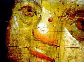 Предварительный рисунок, зеленая прокладка, коричневый повторный рисунок, красные румяна, белильная плавка и света - лик Младенца на иконе "Богоматерь Одигитрия Пименовская" (вторая половина XIV в, Третьяковская галерея). Глауконит, киноварь, свинцовые белила, коричневая охра, уголь. Фотосъемка через бинокулярный микроскоп, увеличено в 6 раз