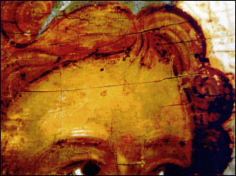 Зеленая прокладка (санкирь), желтое охрение, белильные света, красно-коричневые и темно-коричневые линии повторного рисунка - лик архангела Гавриила на иконе «Благовещение» (начало XV в.) из Праздничного ряда иконостаса Благовещенского собора Московского Кремля. Желтая и коричневая охры, уголь, свинцовые белила, киноварь. Фотосъемка через бинокулярный микроскоп, увеличено в 6 раз