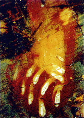 Светло-коричневая прокладка (санкирь), розовато-желтое охрение, белильные света, красно-коричневые контуры, сине-зеленый фон - нога Христа на фоне мандорлы в иконе «Вознесение» (начало XV в.) из Праздничного ряда иконостаса Благовещенского собора Московского Кремля. Желтая и коричневая охры, киноварь, уголь, свинцовые белила, натуральный азурит. Фотосъемка через бинокулярный микроскоп, увеличено в 16 раз