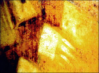 Желтая и коричневая охры - горки в иконе «Рождество Христово» (начало XV в.) из Праздничного ряда иконостаса Благовещенского собора Московского Кремля. Охра светлая и коричневая, свинцовые белила. Фотосъемка через бинокулярный микроскоп, увеличено в 6 раз